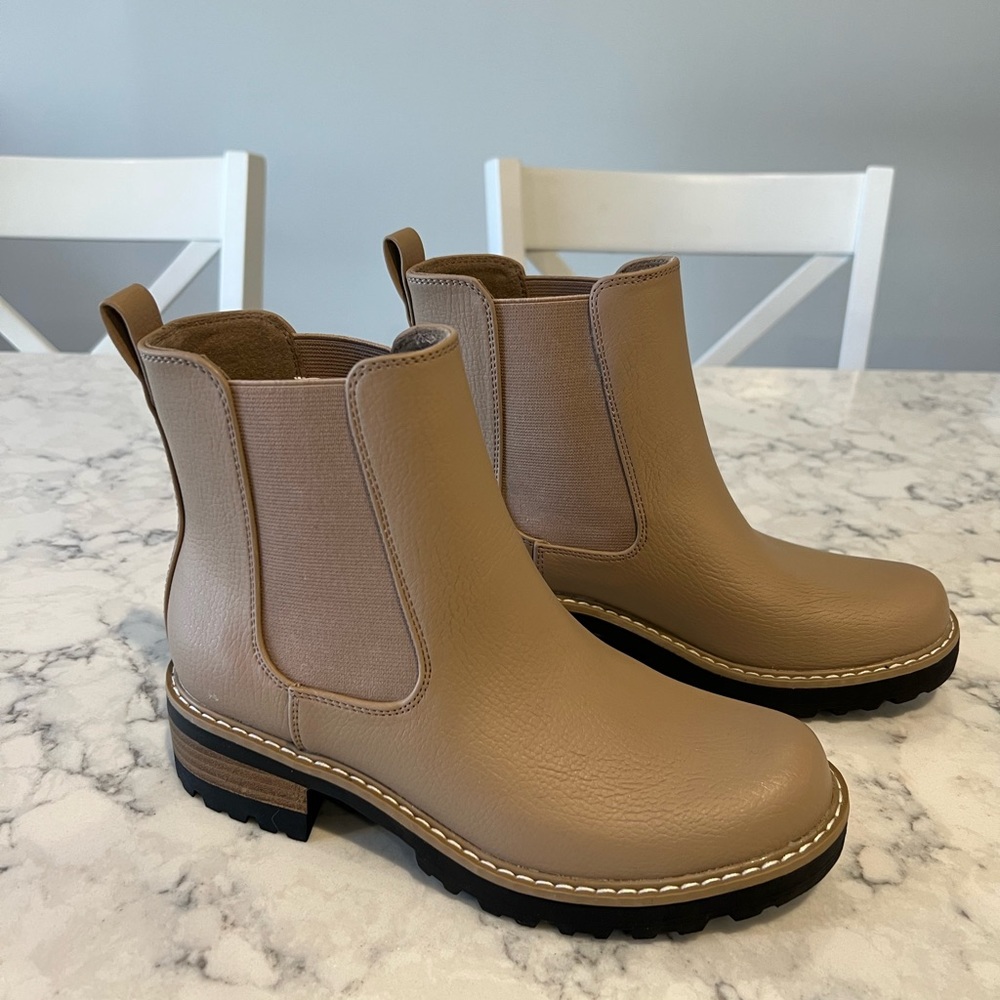 Women’s universal thread Chelsea tan booties size 6 NWOT